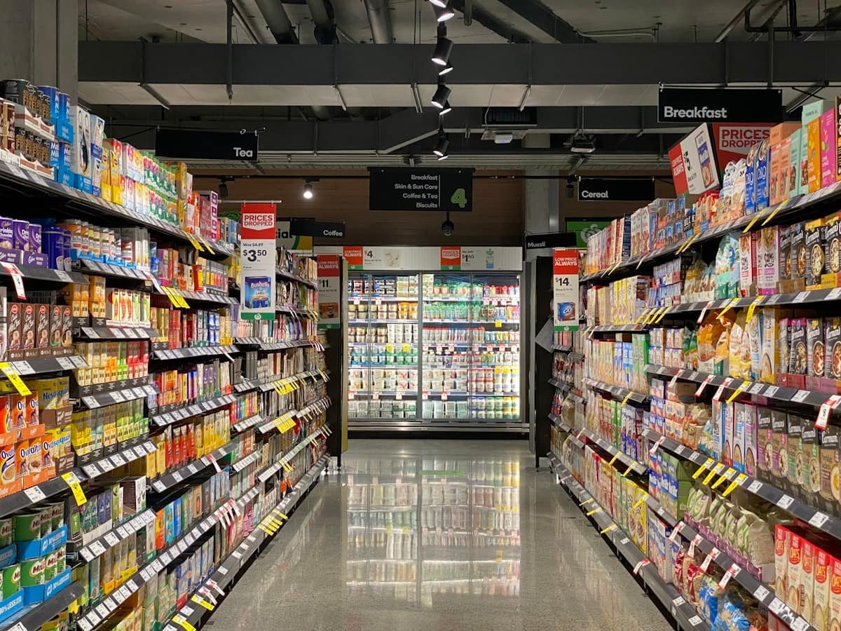 Pintu supermarket dengan gerbang EAS
